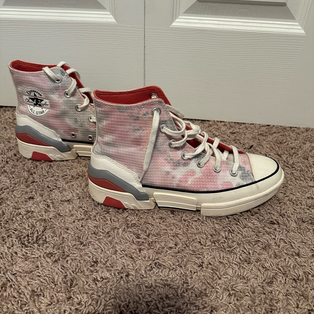 Women’s pink and grey converse size 8